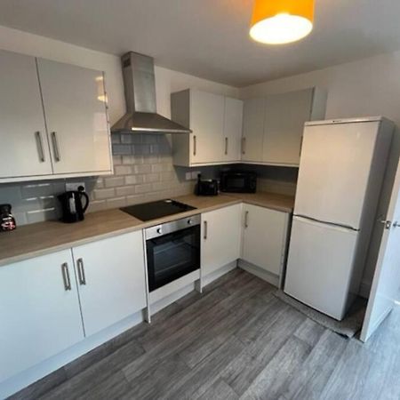 Amazing 8 Person 4 Bedroom And 2 Bathroom Mega House! Kingston upon Hull Eksteriør billede