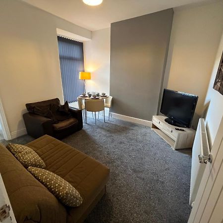 Amazing 8 Person 4 Bedroom And 2 Bathroom Mega House! Kingston upon Hull Eksteriør billede