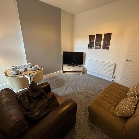 Amazing 8 Person 4 Bedroom And 2 Bathroom Mega House! Kingston upon Hull Eksteriør billede