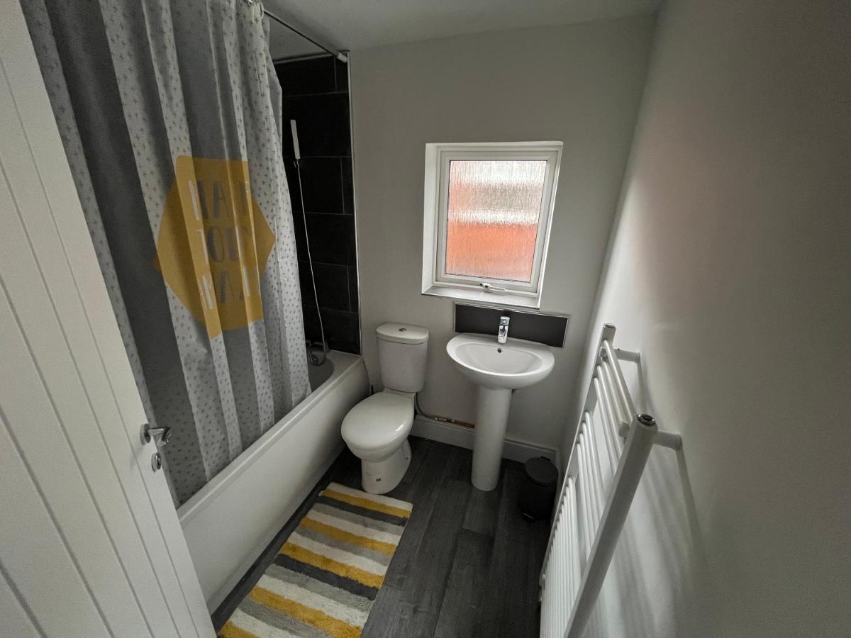 Amazing 8 Person 4 Bedroom And 2 Bathroom Mega House! Kingston upon Hull Eksteriør billede