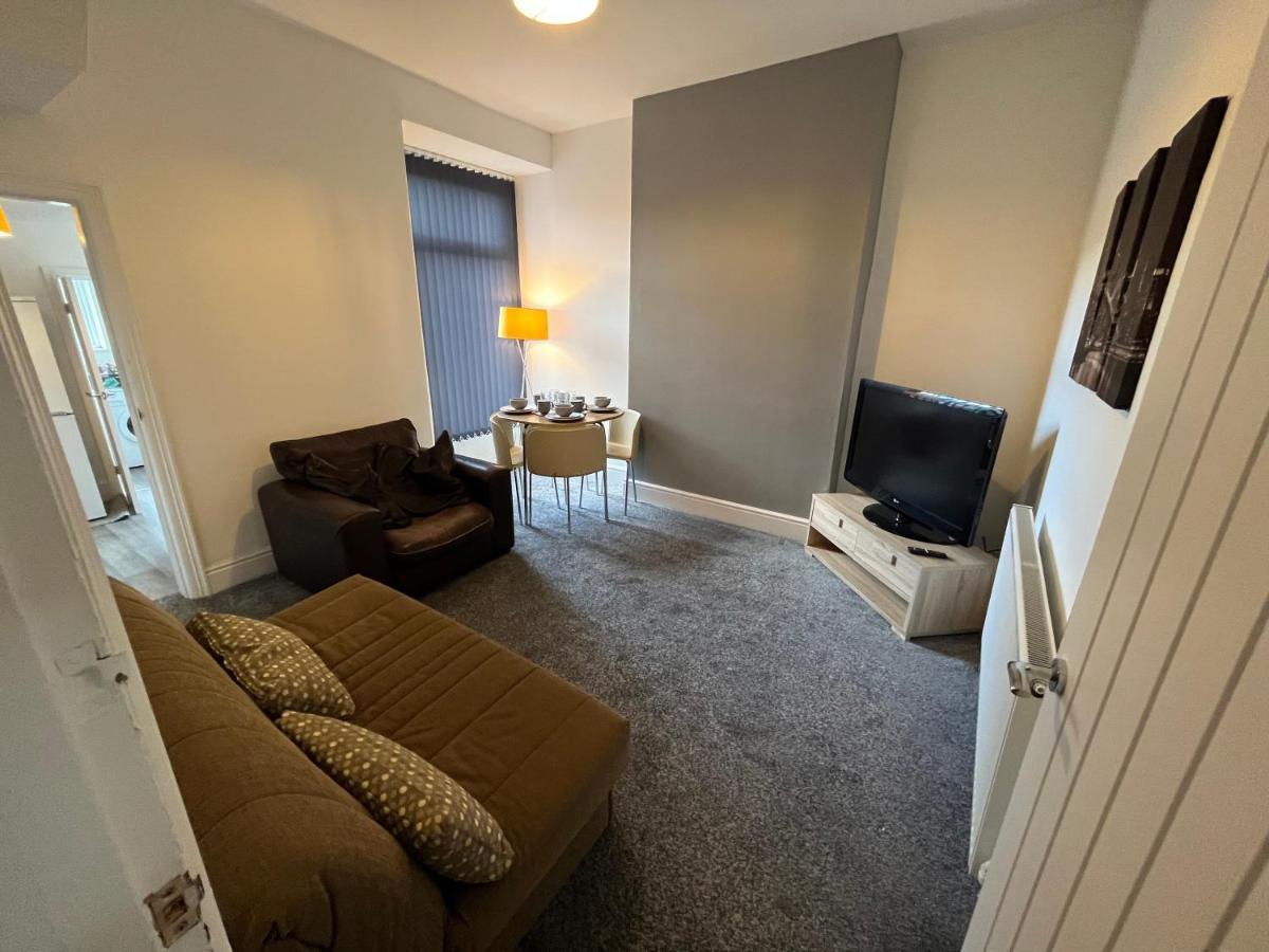 Amazing 8 Person 4 Bedroom And 2 Bathroom Mega House! Kingston upon Hull Eksteriør billede