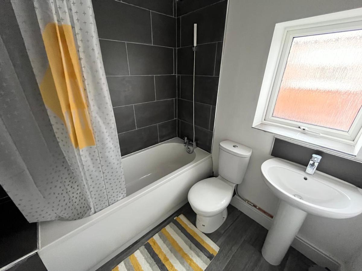 Amazing 8 Person 4 Bedroom And 2 Bathroom Mega House! Kingston upon Hull Eksteriør billede