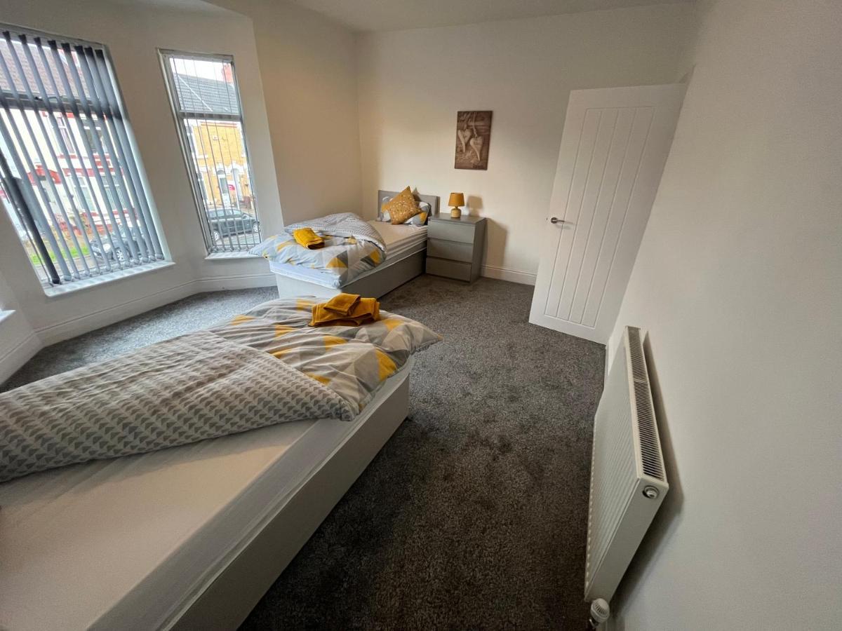 Amazing 8 Person 4 Bedroom And 2 Bathroom Mega House! Kingston upon Hull Eksteriør billede
