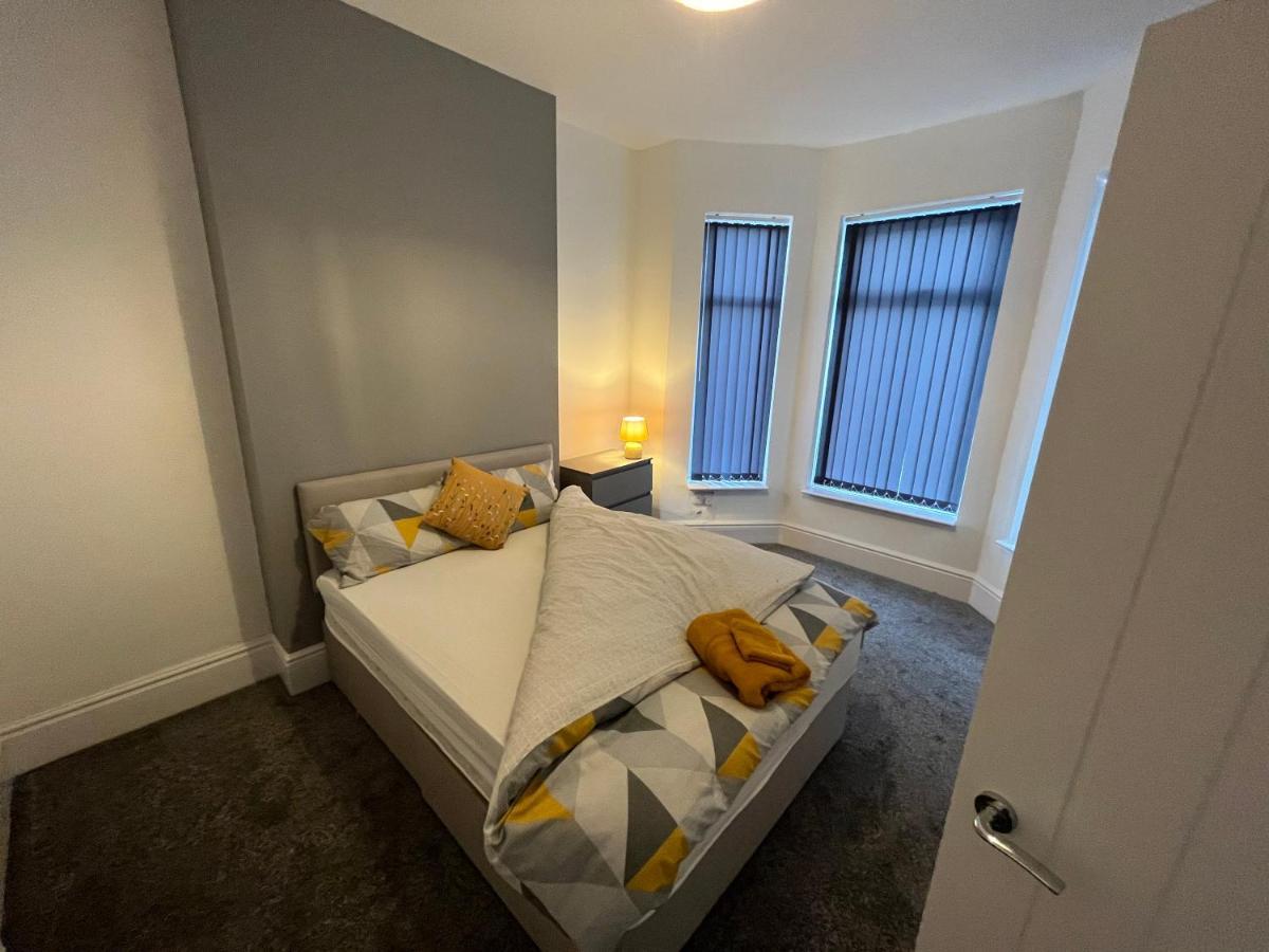 Amazing 8 Person 4 Bedroom And 2 Bathroom Mega House! Kingston upon Hull Eksteriør billede